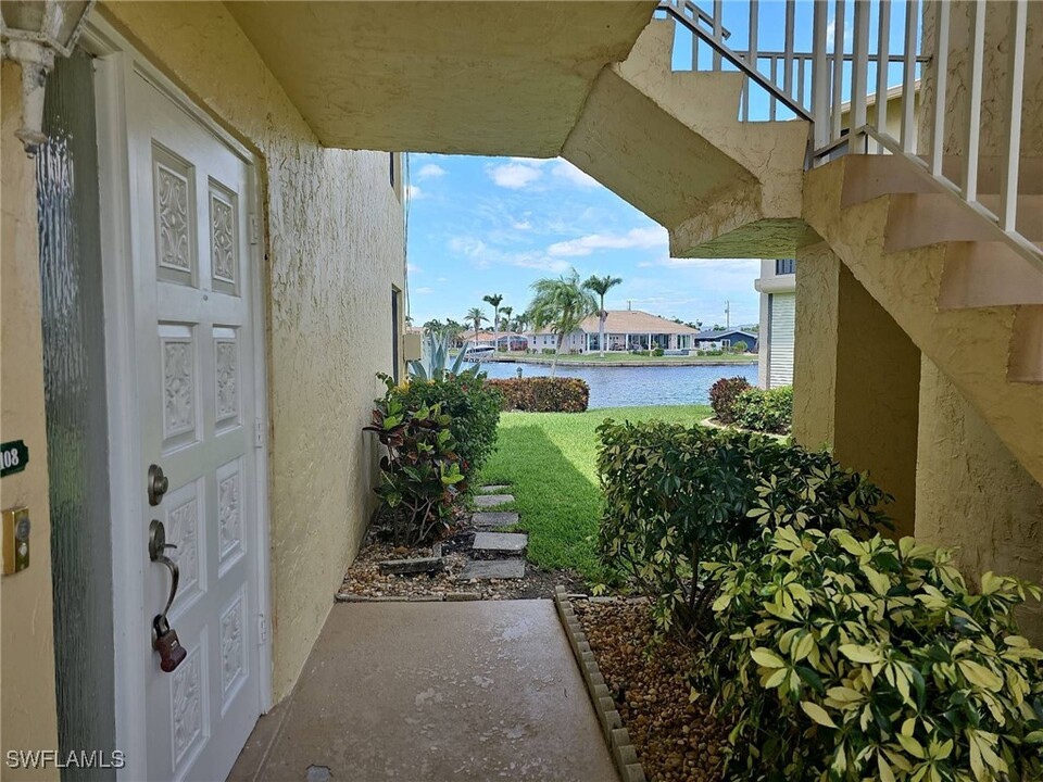 1927 SE 40th Terrace in Cape Coral, FL - Building Photo