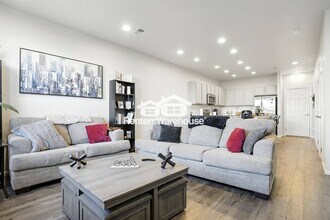 6521 N Dunkirk St in Denver, CO - Foto de edificio - Building Photo