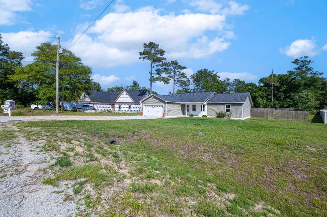 209 Oak Grove Cir in Hubert, NC - Building Photo - Building Photo