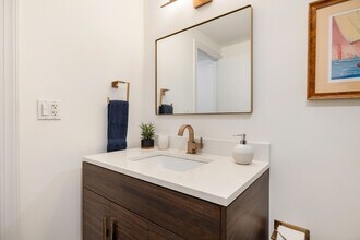 100 Edgewater Dr in Coral Gables, FL - Building Photo - Building Photo