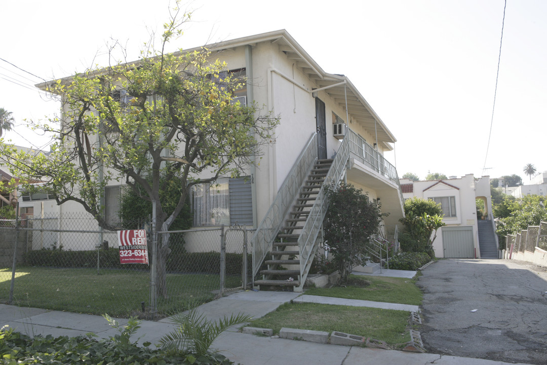 702 N Rampart Blvd in Los Angeles, CA - Foto de edificio