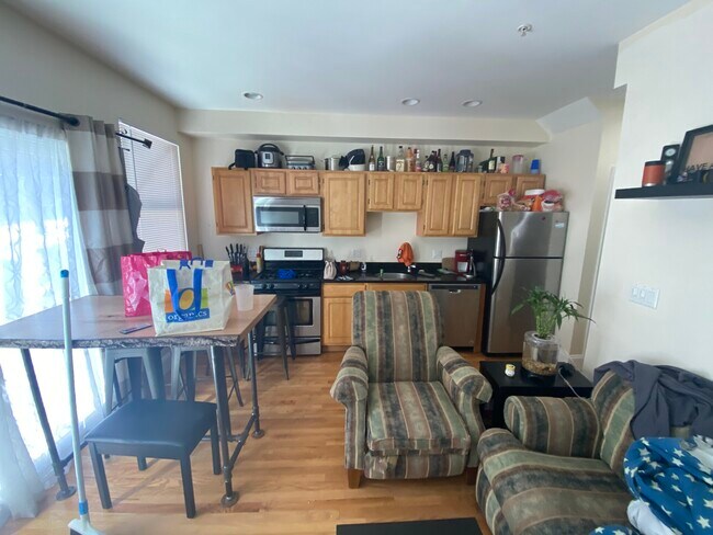 13 Sewall St, Unit 1 in Roxbury Crossing, MA - Foto de edificio - Building Photo
