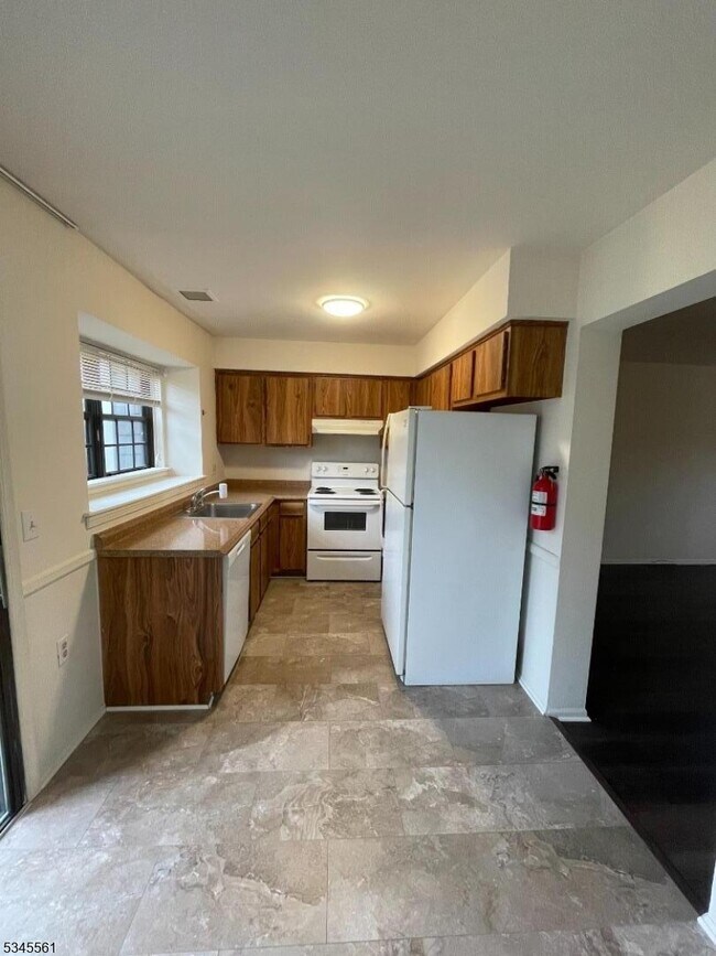 21 Great Horned Owl Ct in Hackettstown, NJ - Building Photo - Building Photo