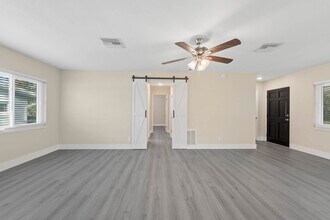 700 Oakland Rd in Altamonte Springs, FL - Foto de edificio - Building Photo