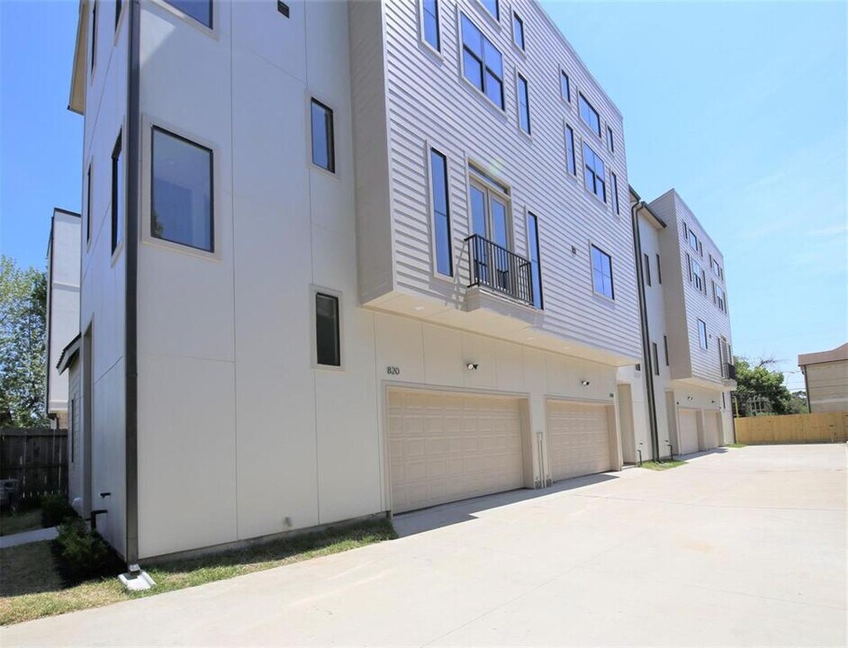 818 W 22nd St in Houston, TX - Building Photo