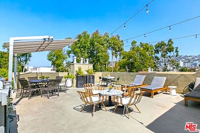 750 Kings Rd in Los Angeles, CA - Building Photo - Building Photo