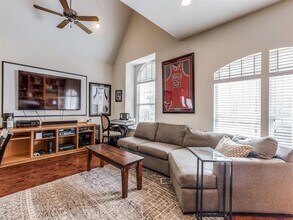 5735 Richmond Ave in Dallas, TX - Building Photo - Building Photo