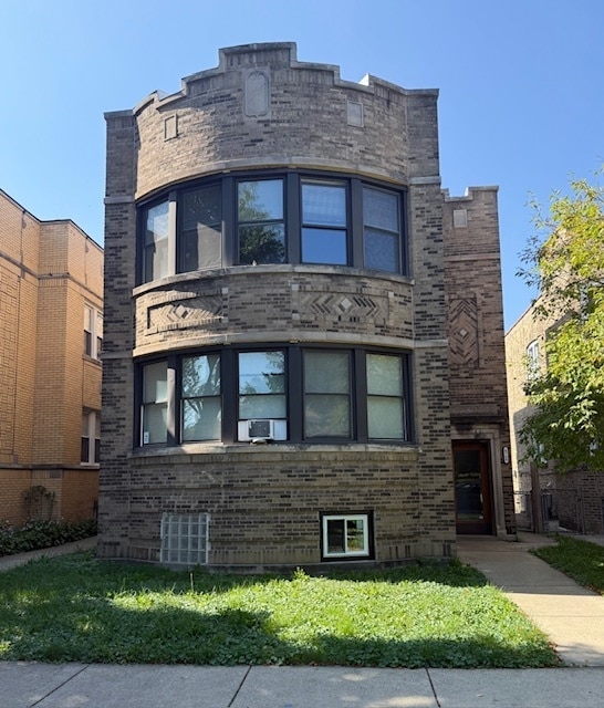 property at 6738 N Rockwell St