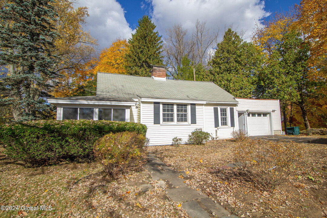 183 Old Niskayuna Rd in Latham, NY - Foto de edificio