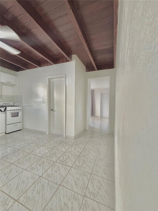 618 E 24th St in Hialeah, FL - Building Photo