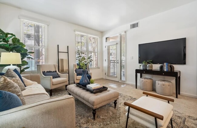 30 E Julian St, Unit 113 in San Jose, CA - Foto de edificio - Building Photo