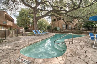 Alamo Heights Treehouse Apartments