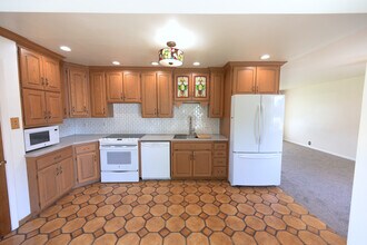 1829 E Severn Dr in Holladay, UT - Foto de edificio - Building Photo