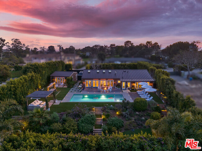 6540 Dume Dr in Malibu, CA - Foto de edificio - Building Photo
