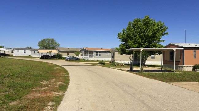 Horseshoe Village in Liberty Hill, TX - Foto de edificio - Building Photo