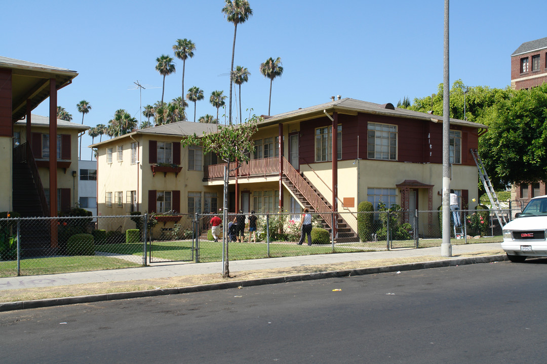 2680-2690 San Marino St in Los Angeles, CA - Foto de edificio