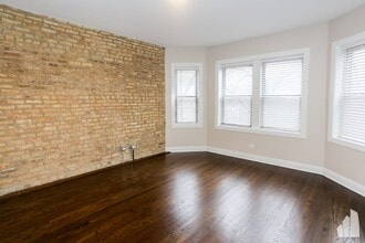 2229 N Sawyer Ave, Unit 1 in Chicago, IL - Building Photo - Building Photo