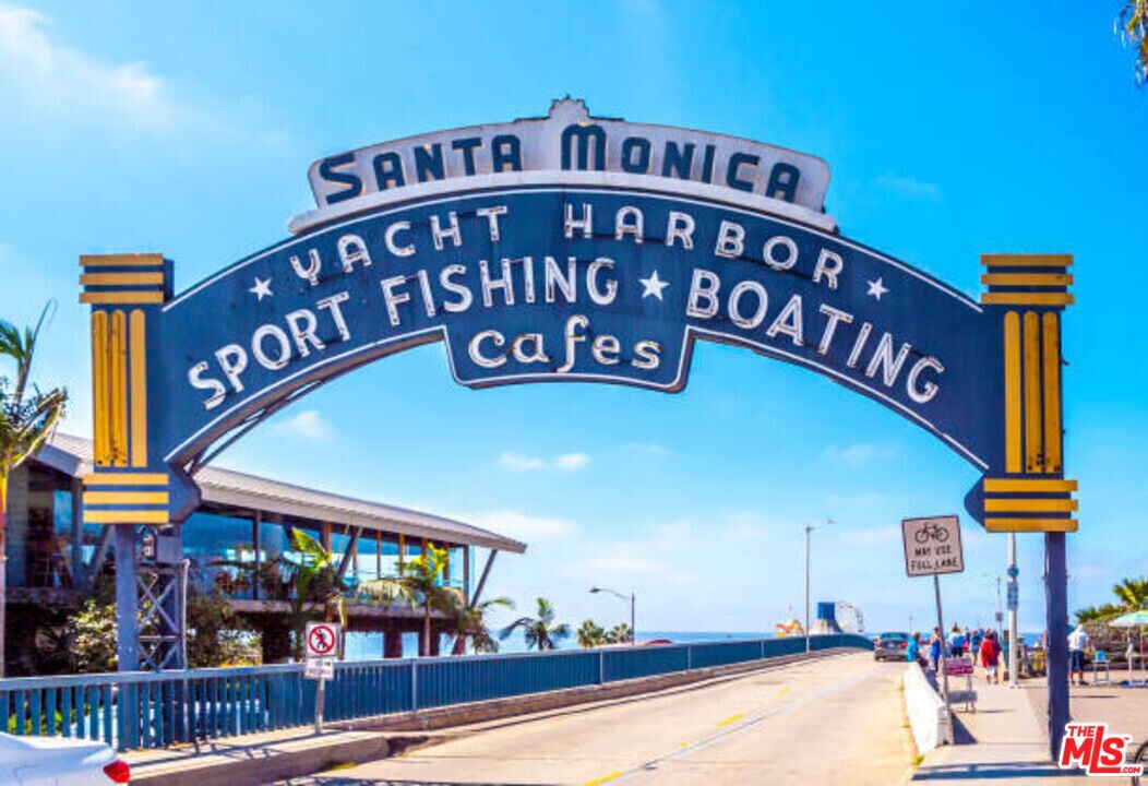 2101 Ocean Ave in Santa Monica, CA - Building Photo