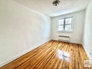 28 AVENUE, Unit 3 in Brooklyn, NY - Foto de edificio - Building Photo