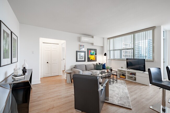 18 Brownlow in Toronto, ON - Building Photo - Interior Photo