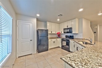 9130 Cocowoods Pl in Las Vegas, NV - Building Photo - Building Photo