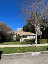 15425 Dickens St in Sherman Oaks, CA - Foto de edificio - Building Photo