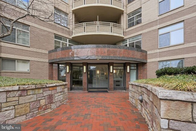 7111 Woodmont Ave in Chevy Chase, MD - Foto de edificio - Building Photo