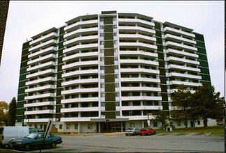 St. Andrews Towers East in Toronto, ON - Building Photo - Building Photo