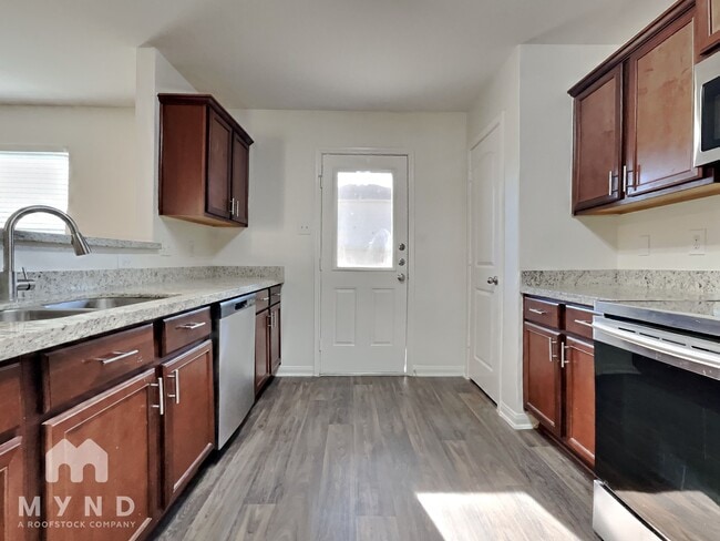 6110 Coral Cv Rd in Baytown, TX - Foto de edificio - Building Photo