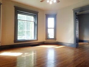 447 Locust St in Galesburg, IL - Building Photo - Building Photo