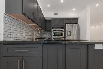 17620 Atlantic Blvd in Sunny Isles Beach, FL - Foto de edificio - Building Photo