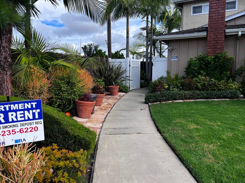 16522 Hillview Cir, Unit B in Huntington Beach, CA - Building Photo