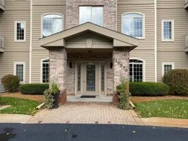 13070 W Bluemound Rd in Elm Grove, WI - Building Photo