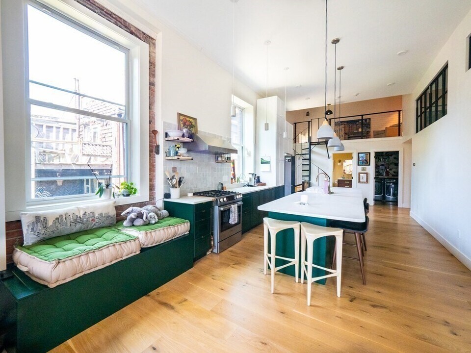 35 Saratoga St in Boston, MA - Building Photo