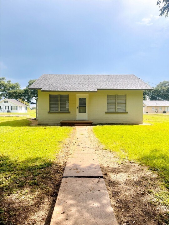 1527 Dover St in Boling, TX - Building Photo