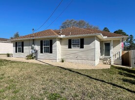 447 Apple Dr in Crestview, FL - Building Photo