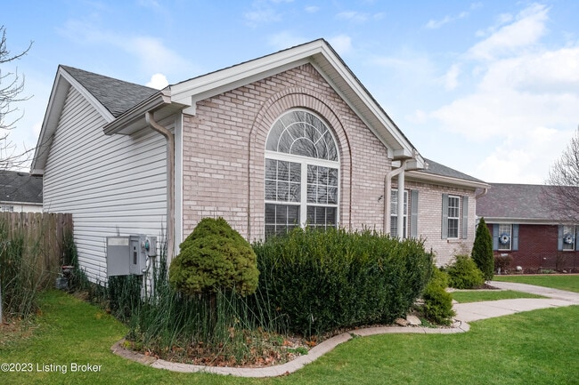 6712 Leverett Ln in Louisville, KY - Building Photo - Building Photo