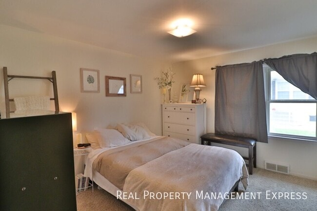 property at 1413 S Willow Ave