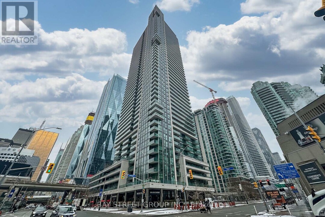 33-2933 Bay St. in Toronto, ON - Building Photo