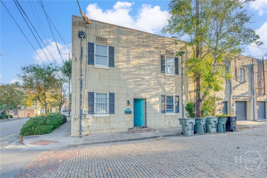 25 W Perry Ln in Savannah, GA - Building Photo