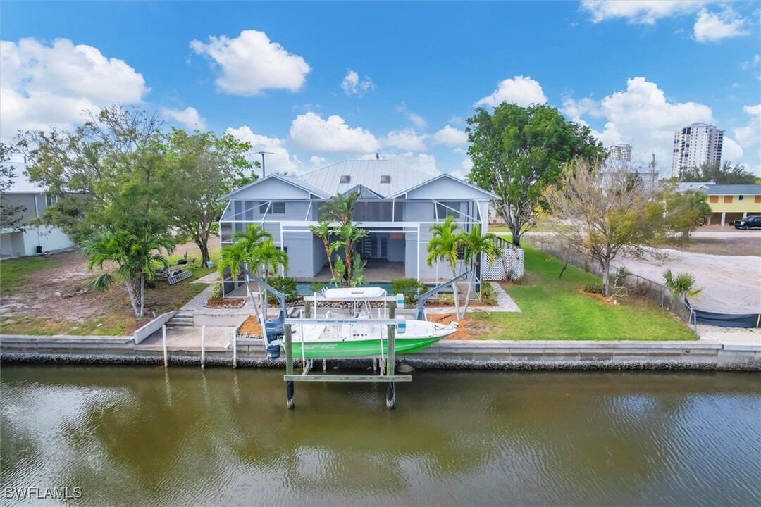 24534 Redfish St in Bonita Springs, FL - Foto de edificio