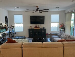 22 Sun Lily Ln in Henderson, NV - Building Photo - Building Photo