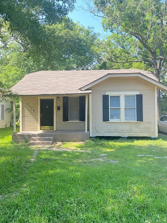 2530 Pierce St in Beaumont, TX - Building Photo