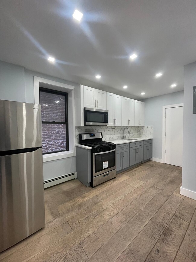 325 Avenue E, Unit 3