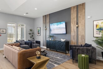 Santiago Estates in Del Valle, TX - Foto de edificio - Interior Photo