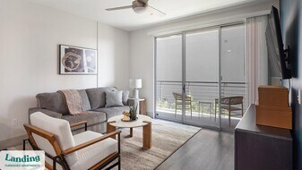 2323 E Highland Ave in Phoenix, AZ - Building Photo