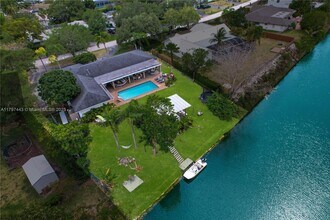 7421 SW 174th St in Palmetto Bay, FL - Building Photo - Building Photo