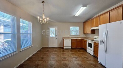 10044 Cougar Tr in Fort Worth, TX - Foto de edificio - Building Photo