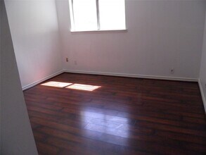 8827 Neff St in Houston, TX - Foto de edificio - Building Photo