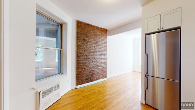 24 King St in New York, NY - Building Photo - Building Photo